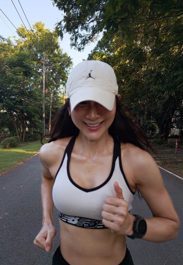 Piyawan Khing Pinnikron ยิ้มขณะวิ่งในหมวกแก๊ปสีขาว