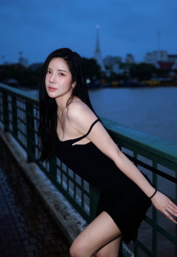 เดรสดำโพสท่าริมราวสะพานวิวแม่น้ำยามเย็น