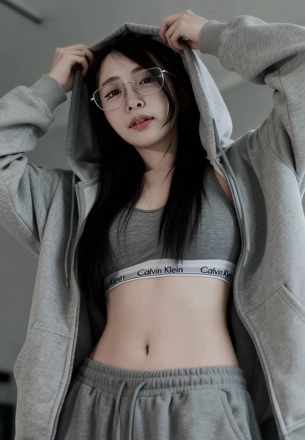 Suneta Ngachalvy ในฮู้ดสีเทาสวมแว่นสายตา