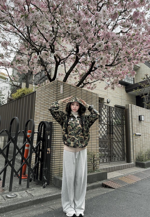 Suneta Ngachalvy ยืนใต้ต้นซากุระในเสื้อลายพราง