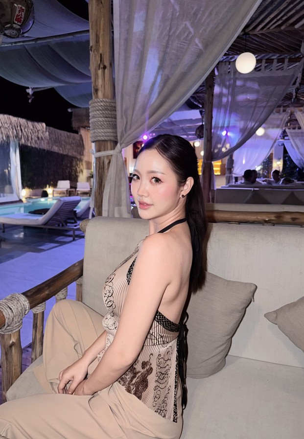 Tetta นั่งพักในเลานจ์ริมสระยามค่ำคืน