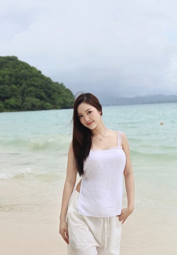 Viva Pinya ในชุดขาวล้วนบนหาดทราย